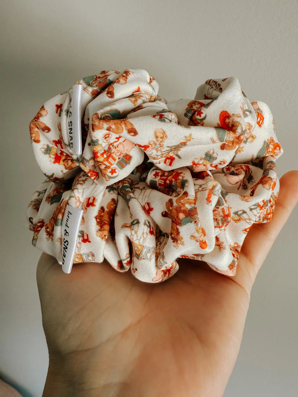 Toy Christmas // Scrunchie (Dear Aspen)